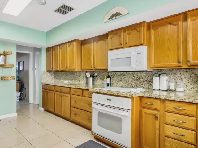 2-bedroom home for rent in Pompano Beach - 3304 SE 11TH Street - MondialRealty