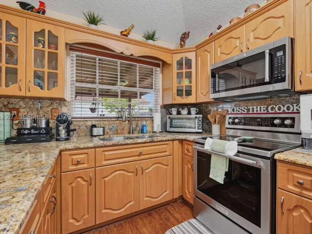 3-bedroom home for sale in Miami - 12916 SW 150th Ter - MondialRealty
