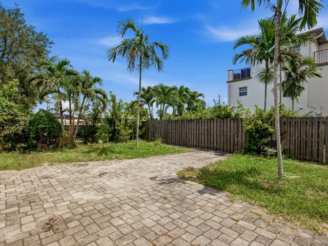 3-bedroom home for sale in Fort Lauderdale - 807 NW 1ST Avenue - MondialRealty
