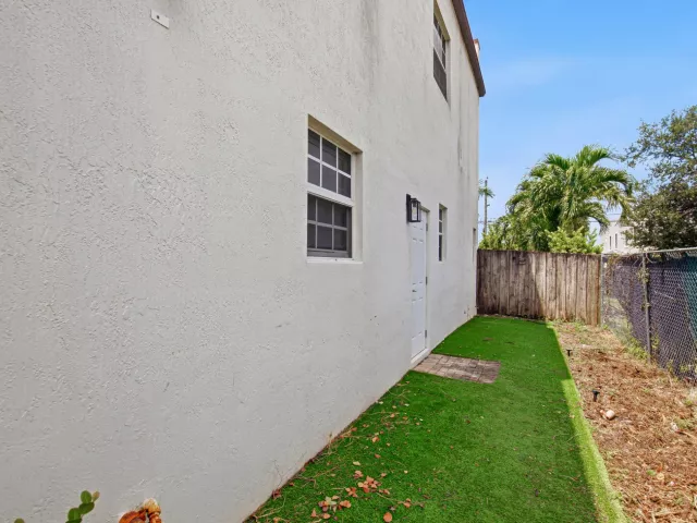 3-bedroom home for sale in Fort Lauderdale - 807 NW 1ST Avenue - MondialRealty