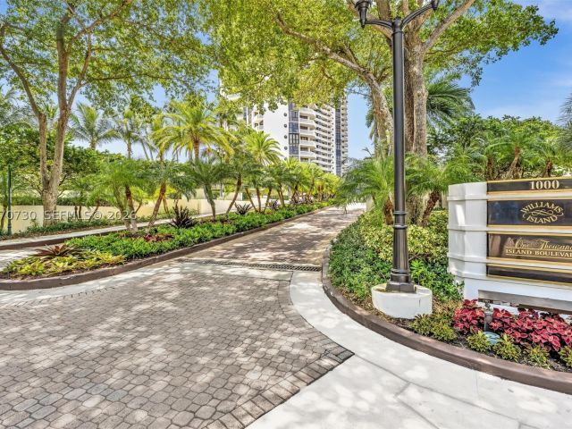 2-bedroom condo for sale in Aventura - 1000 W Island Blvd 1710 - MondialRealty
