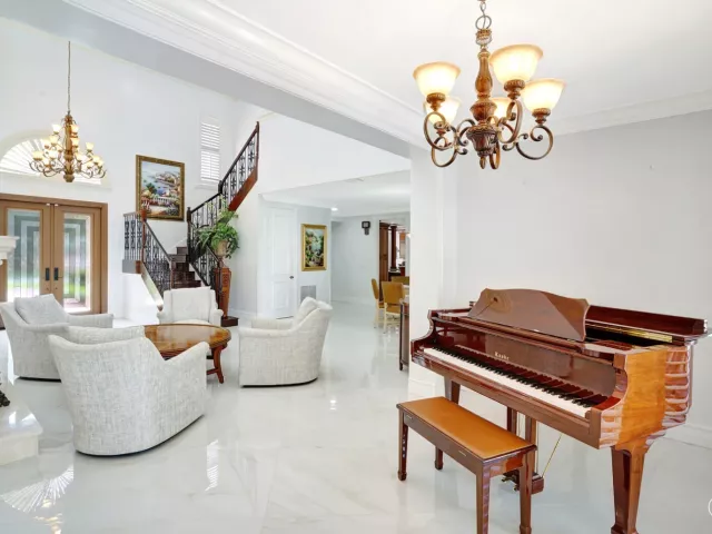 5-bedroom home for sale in West Palm Beach - 7903 Ironhorse Boulevard - MondialRealty