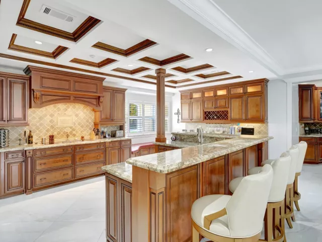 5-bedroom home for sale in West Palm Beach - 7903 Ironhorse Boulevard - MondialRealty