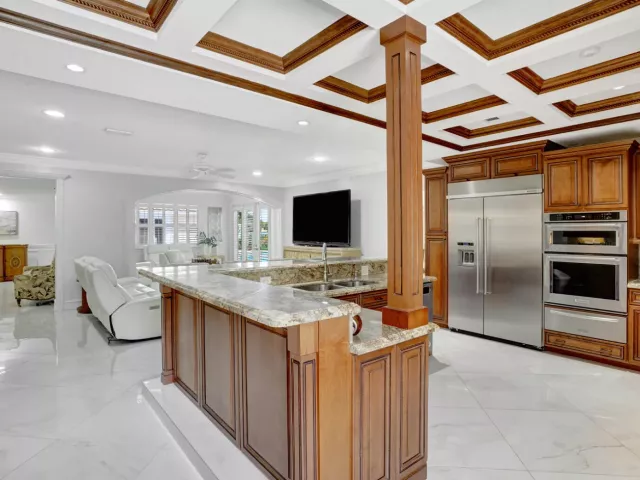 5-bedroom home for sale in West Palm Beach - 7903 Ironhorse Boulevard - MondialRealty