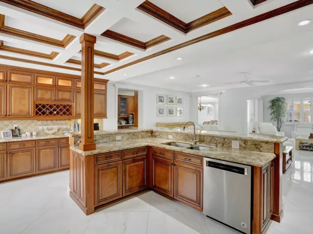 5-bedroom home for sale in West Palm Beach - 7903 Ironhorse Boulevard - MondialRealty