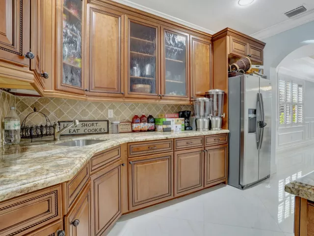 5-bedroom home for sale in West Palm Beach - 7903 Ironhorse Boulevard - MondialRealty