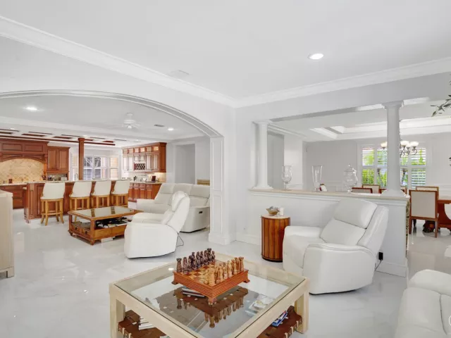5-bedroom home for sale in West Palm Beach - 7903 Ironhorse Boulevard - MondialRealty