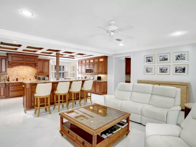 5-bedroom home for sale in West Palm Beach - 7903 Ironhorse Boulevard - MondialRealty
