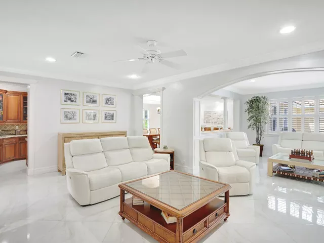 5-bedroom home for sale in West Palm Beach - 7903 Ironhorse Boulevard - MondialRealty