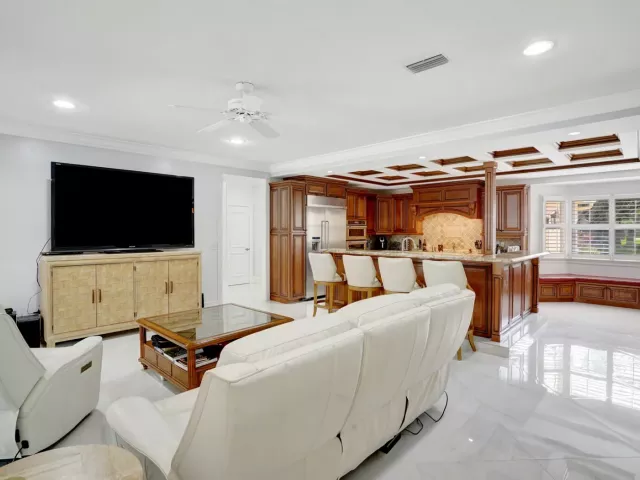 5-bedroom home for sale in West Palm Beach - 7903 Ironhorse Boulevard - MondialRealty