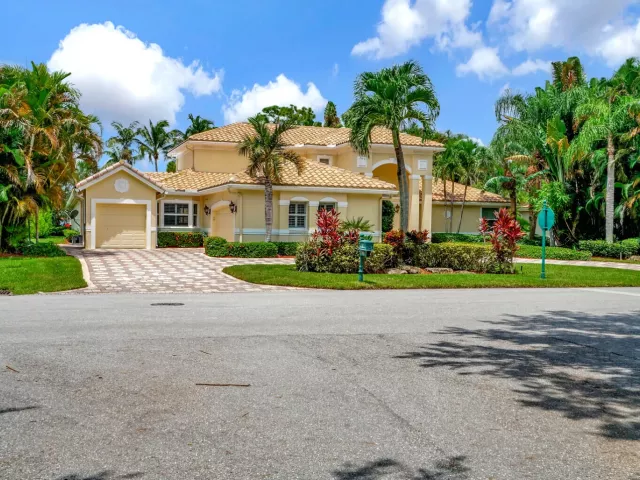 5-bedroom home for sale in West Palm Beach - 7903 Ironhorse Boulevard - MondialRealty