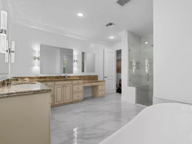 5-bedroom home for sale in West Palm Beach - 7903 Ironhorse Boulevard - MondialRealty