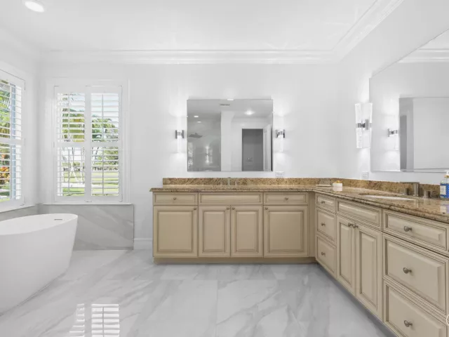 5-bedroom home for sale in West Palm Beach - 7903 Ironhorse Boulevard - MondialRealty
