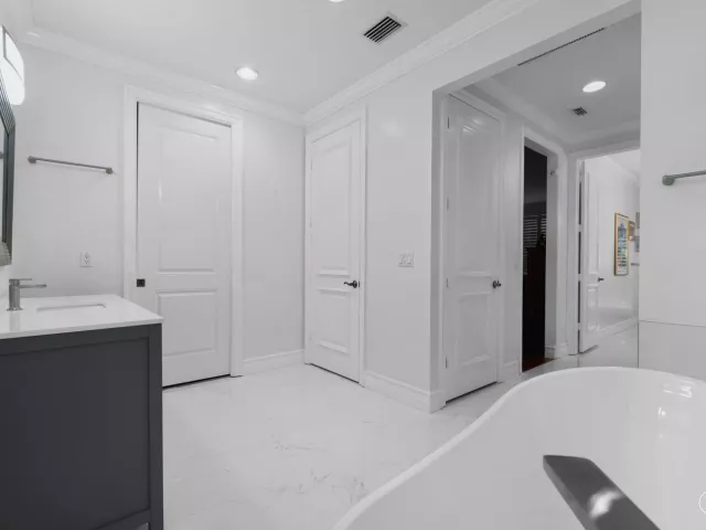 5-bedroom home for sale in West Palm Beach - 7903 Ironhorse Boulevard - MondialRealty