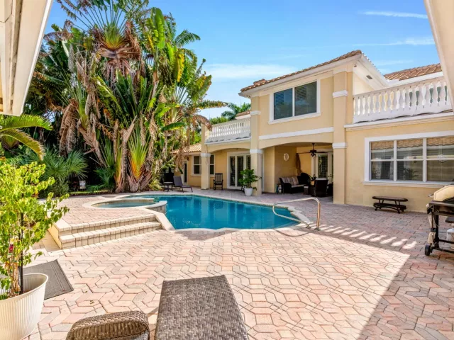 5-bedroom home for sale in West Palm Beach - 7903 Ironhorse Boulevard - MondialRealty