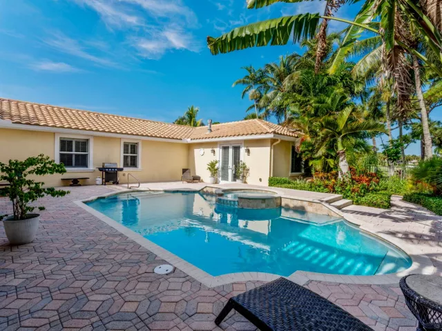 5-bedroom home for sale in West Palm Beach - 7903 Ironhorse Boulevard - MondialRealty