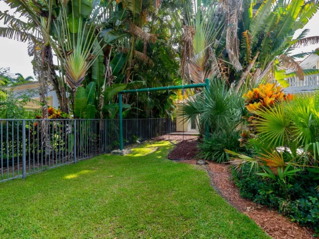 5-bedroom home for sale in West Palm Beach - 7903 Ironhorse Boulevard - MondialRealty