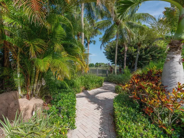 5-bedroom home for sale in West Palm Beach - 7903 Ironhorse Boulevard - MondialRealty
