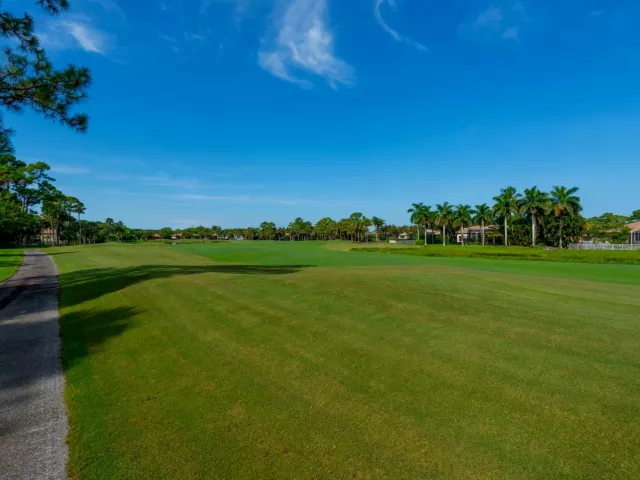 5-bedroom home for sale in West Palm Beach - 7903 Ironhorse Boulevard - MondialRealty