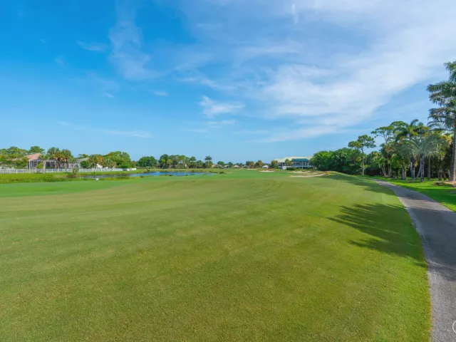 5-bedroom home for sale in West Palm Beach - 7903 Ironhorse Boulevard - MondialRealty