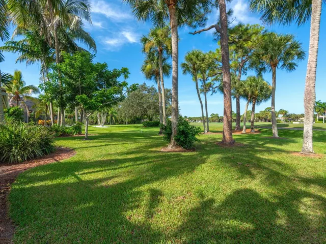 5-bedroom home for sale in West Palm Beach - 7903 Ironhorse Boulevard - MondialRealty