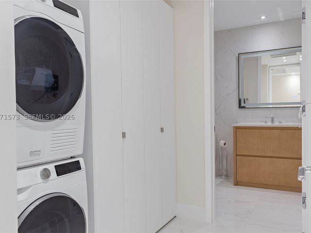 2-bedroom condo for rent in Miami Beach - 100 S Pointe Dr 910 - MondialRealty