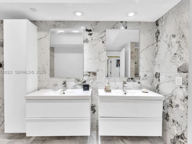 2-bedroom condo for sale in Aventura - 3000 Island Blvd 1106 - MondialRealty