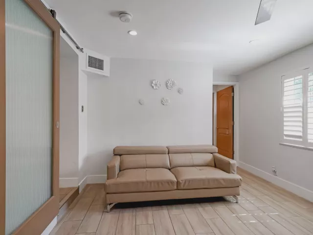3-bedroom home for rent in Wilton Manors - 401 NW 21ST Court - MondialRealty