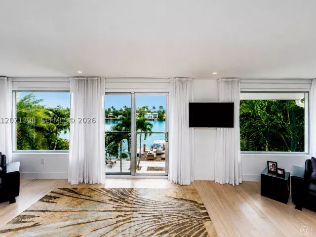 4-bedroom home for sale in Miami Beach - 455 E Dilido Dr - MondialRealty