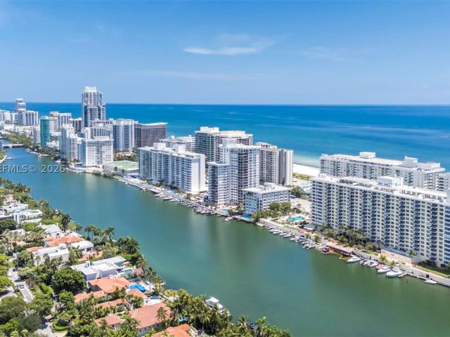 2-bedroom condo for sale in Miami Beach - 5600 Collins Ave 11S - MondialRealty