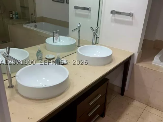 2-bedroom condo for rent in Miami - 485 Brickell Ave 1908 - MondialRealty