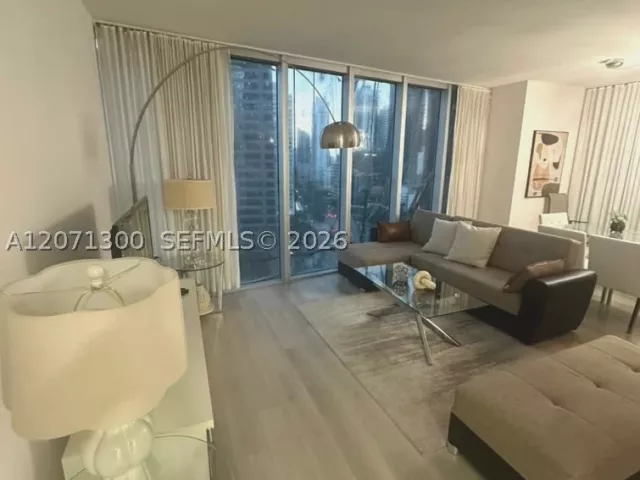 2-bedroom condo for rent in Miami - 485 Brickell Ave 1908 - MondialRealty