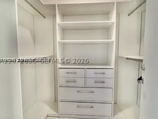 1-bedroom condo for rent in Sunny Isles Beach - 17121 Collins Ave 1007 - MondialRealty
