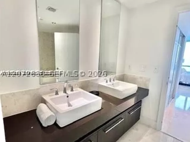 1-bedroom condo for rent in Sunny Isles Beach - 17121 Collins Ave 1007 - MondialRealty