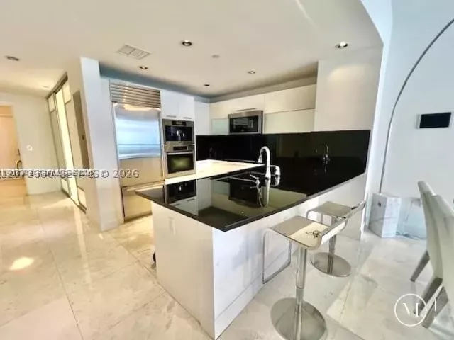 1-bedroom condo for rent in Sunny Isles Beach - 17121 Collins Ave 1007 - MondialRealty