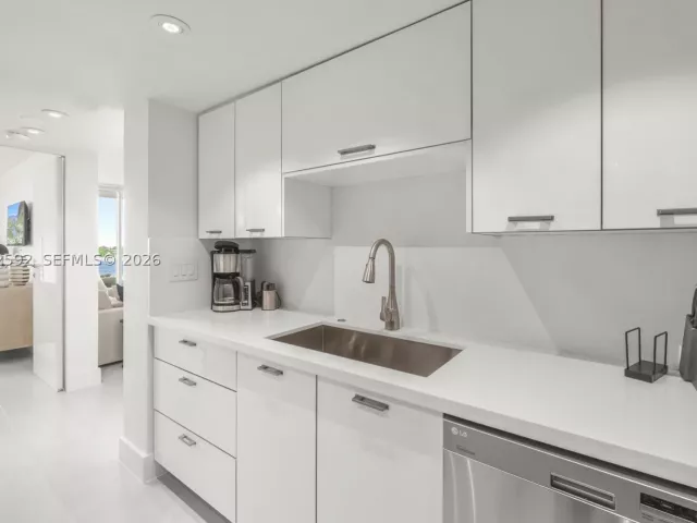 2-bedroom condo for sale in Miami Beach - 650 West Ave 709 - MondialRealty
