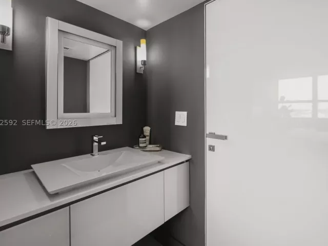 2-bedroom condo for sale in Miami Beach - 650 West Ave 709 - MondialRealty