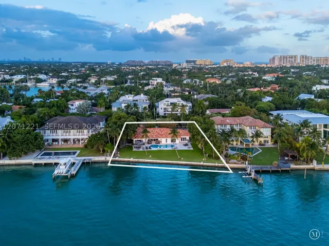 5-bedroom home for sale in Key Biscayne - 520 S Mashta Dr - MondialRealty