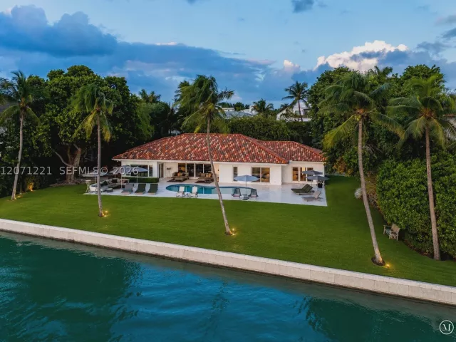 5-bedroom home for sale in Key Biscayne - 520 S Mashta Dr - MondialRealty