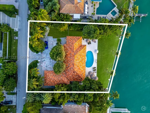 5-bedroom home for sale in Key Biscayne - 520 S Mashta Dr - MondialRealty