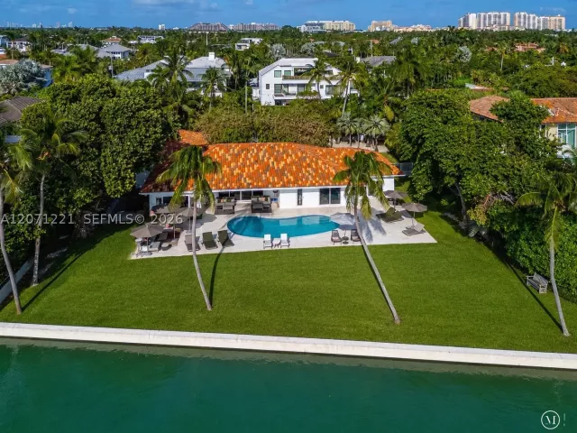 5-bedroom home for sale in Key Biscayne - 520 S Mashta Dr - MondialRealty
