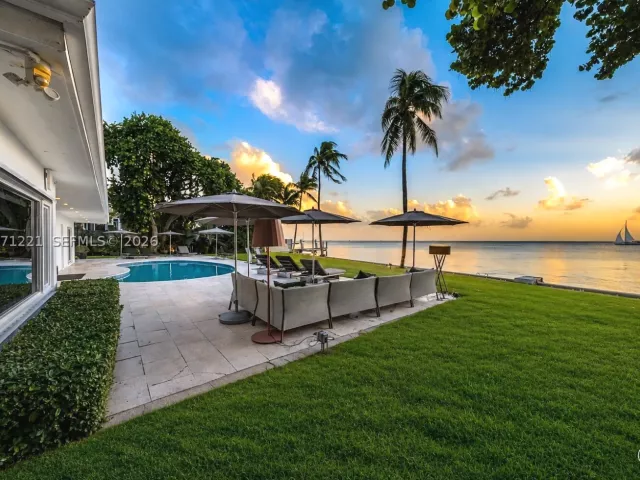 5-bedroom home for sale in Key Biscayne - 520 S Mashta Dr - MondialRealty