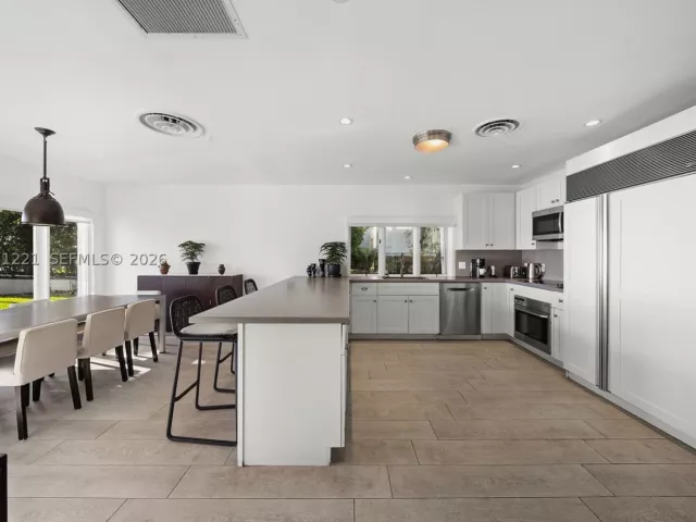 5-bedroom home for sale in Key Biscayne - 520 S Mashta Dr - MondialRealty
