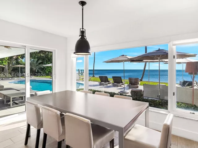 5-bedroom home for sale in Key Biscayne - 520 S Mashta Dr - MondialRealty