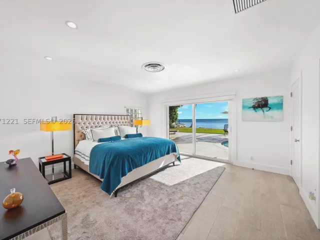 5-bedroom home for sale in Key Biscayne - 520 S Mashta Dr - MondialRealty