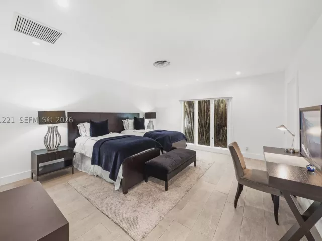 5-bedroom home for sale in Key Biscayne - 520 S Mashta Dr - MondialRealty