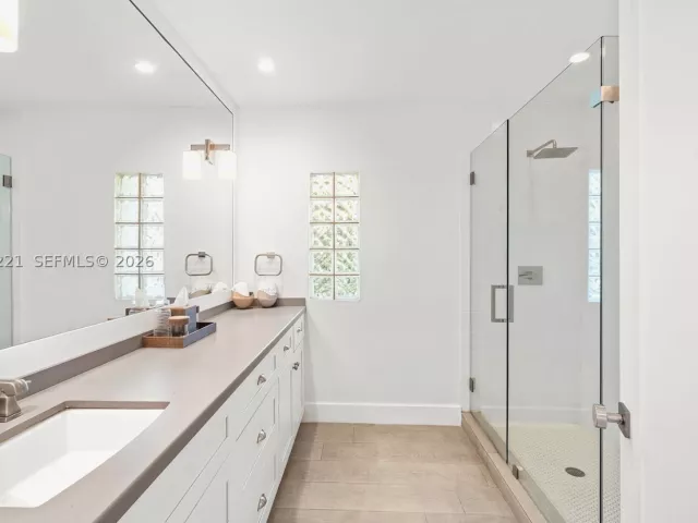 5-bedroom home for sale in Key Biscayne - 520 S Mashta Dr - MondialRealty