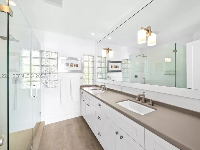 5-bedroom home for sale in Key Biscayne - 520 S Mashta Dr - MondialRealty