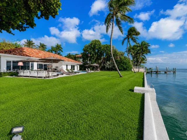 5-bedroom home for sale in Key Biscayne - 520 S Mashta Dr - MondialRealty