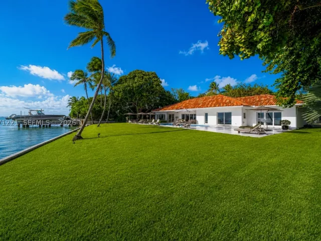 5-bedroom home for sale in Key Biscayne - 520 S Mashta Dr - MondialRealty
